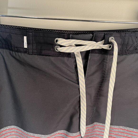 Vuori Men's gray, black and red detailed Board swim Shorts 32 x 7 EUC - Picture 3 of 6